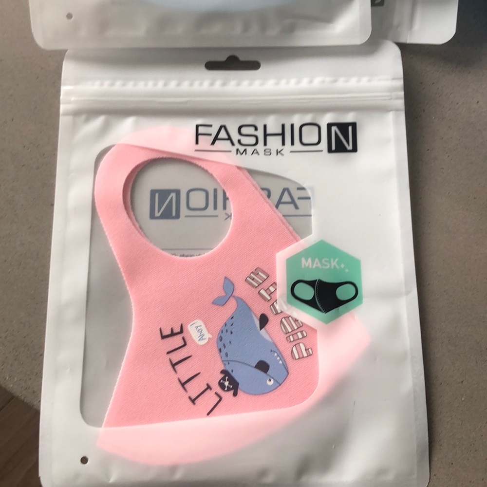NWT CLASSIC PROTECTIVE FASHION FACE MASK KIDS !